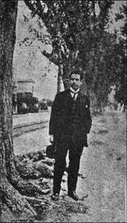  Ramón López Velarde en 1915 frente a su casa de Avenida Jalisco (hoy Álvaro Obregón), en la capital 
 Fuente: Elisa García Barragán y Luis Mario Schneider,  Ramón López Velarde. Álbum , México,  UNAM , 1988,  p.  167 