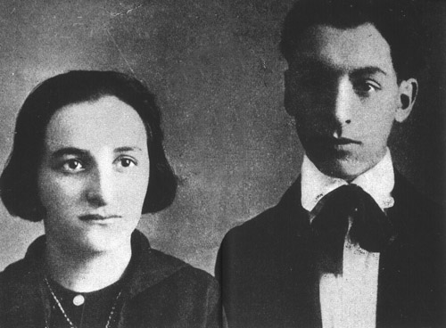 Fotografías de Neruda y su hermana