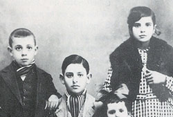 Miguel Hernández de niño con sus hermanos.