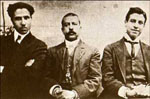De derecha a izquierda: Ramón López Velarde, su tío Salvador Berumen y su hermano mayor Jesús (ca. 1907)